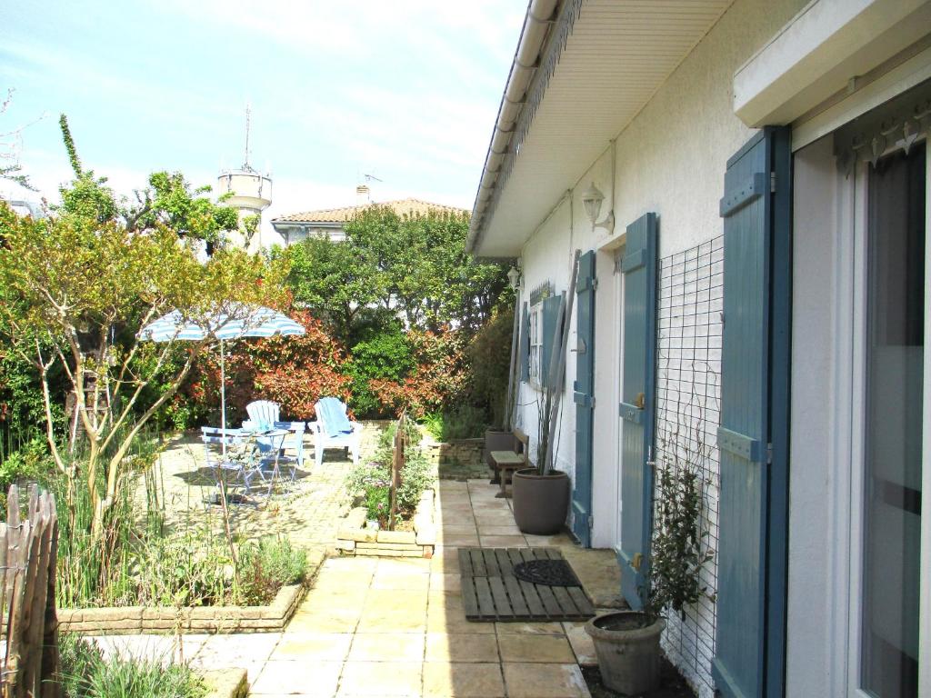 une passerelle menant à une maison avec une terrasse dans l'établissement gîte les2minettes au bout de la rue à 600m c'est la mer !, à Andernos-les-Bains