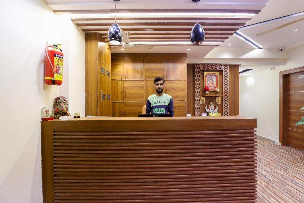 Členové personálu v ubytování Super Hotel O Shubham Inn