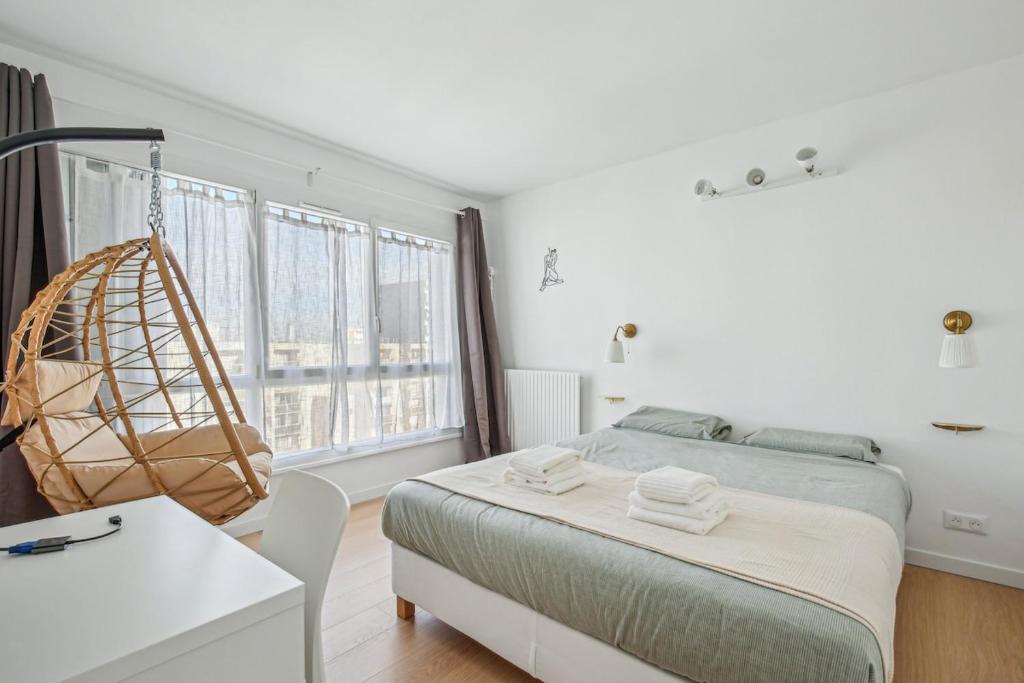 - une chambre blanche avec un lit et une balançoire dans l'établissement 9 min de la Basilique Saint-Denis - 10 voyageurs, à Saint-Denis