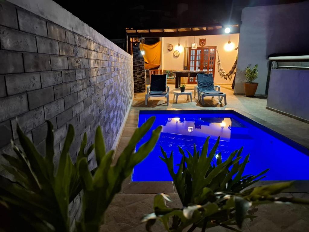 ein Swimmingpool in einem Hinterhof bei Nacht in der Unterkunft Casa Vista Baepi - Estilo Boho, Mais Streaming a 1,5km da Balsa in Ilhabela