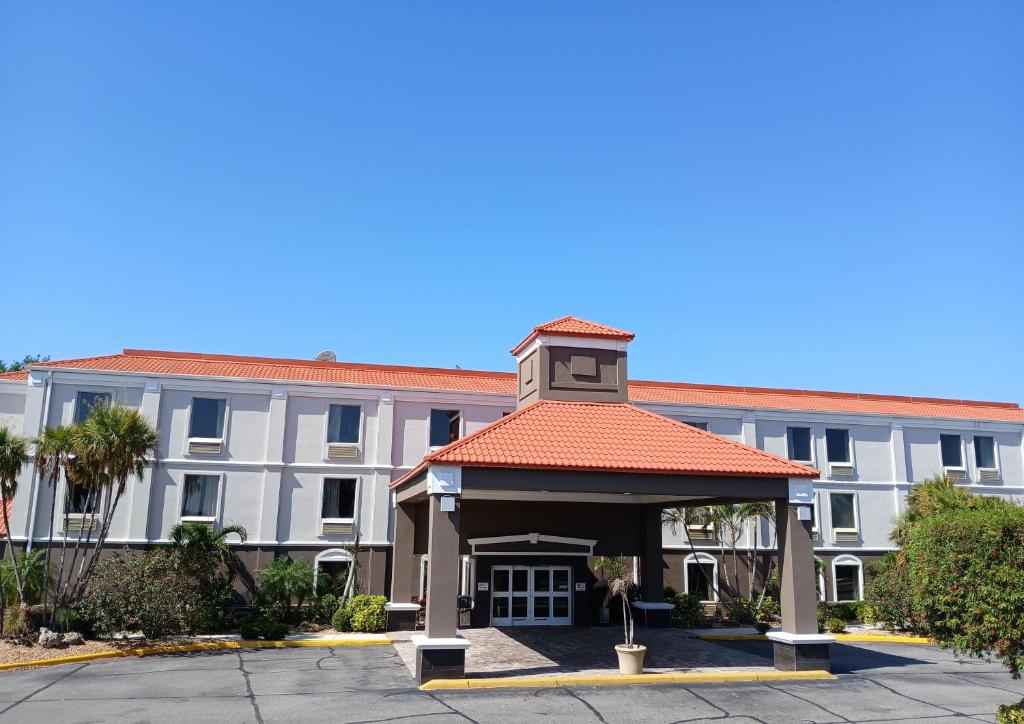 Best Western Plus Bradenton Hotel & Suites - Housity