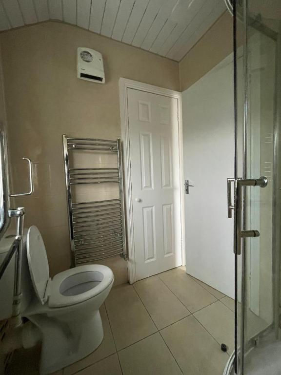 Koupelna v ubytování Superb Triple Room near Airport - 4