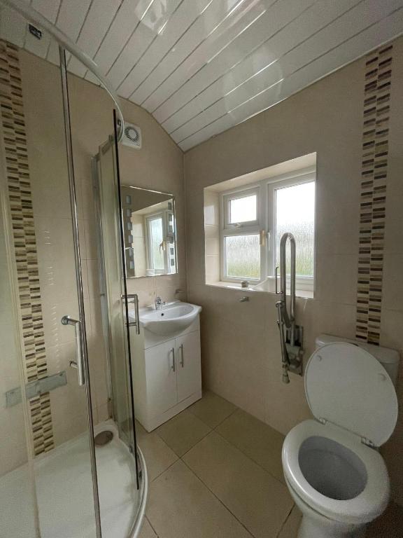 Koupelna v ubytování Superb Triple Room near Airport - 4
