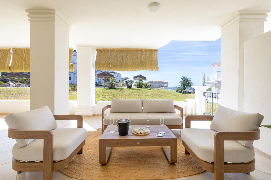 Luxury Apt Private Patio Aloha Marbella by AORA STAY