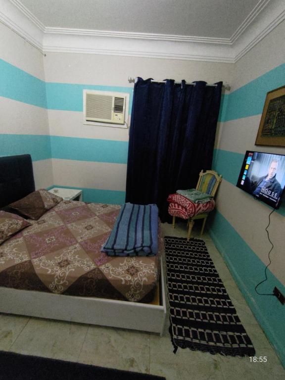 Postel nebo postele na pokoji v ubytování Cairo Gem budget room with AC and smart TV, 12minutes from the airport please only book through booking we can't offer booking outside the app, please contact us via phone number provided after confirming your booking, so we can check you in, thanks