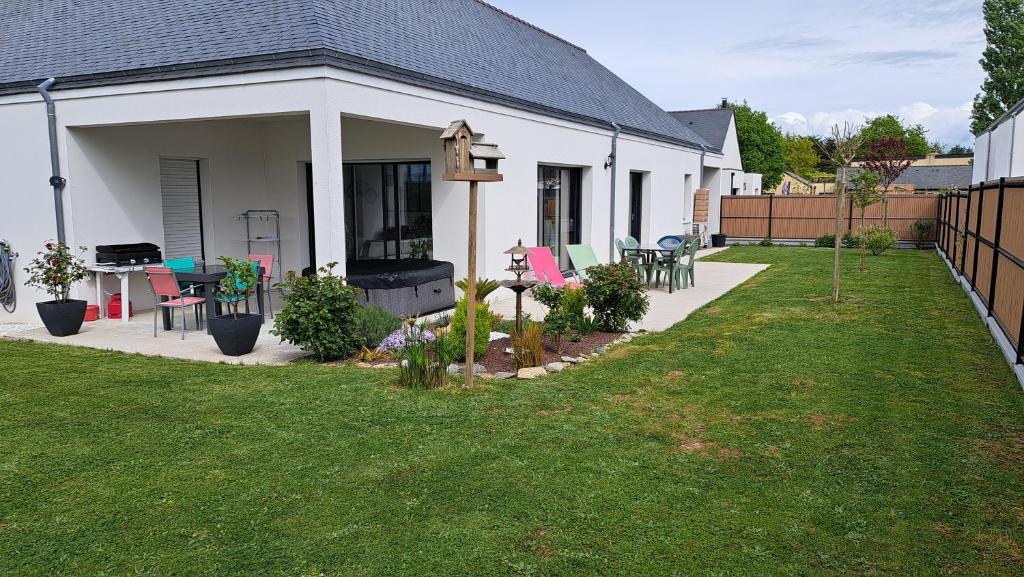 Zahrada ubytování Maison neuve à St Armel Morbihan et son jacuzzi 6 places