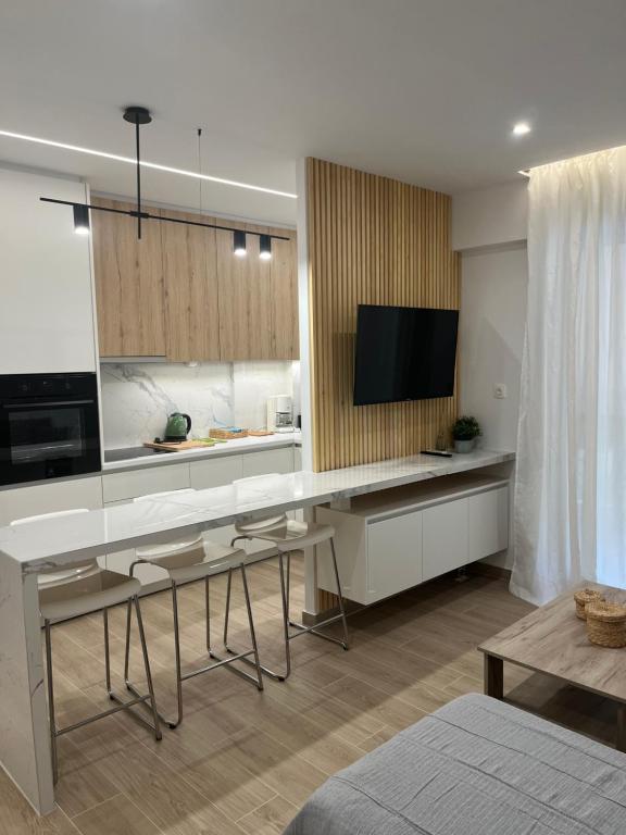 Μια τηλεόραση ή/και κέντρο ψυχαγωγίας στο -Fully Renovated- A cozy and warm place at the beach of Gribovo