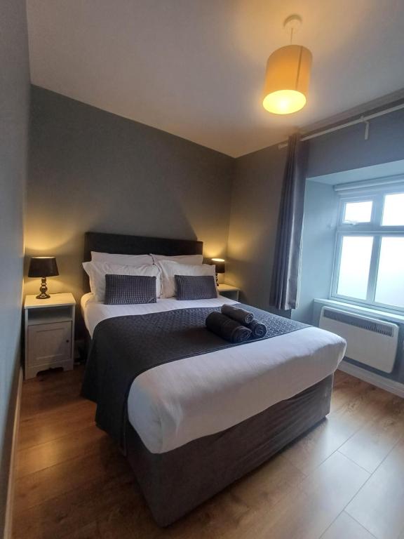 Postel nebo postele na pokoji v ubytování Clonbur House - Two bedroom village apartment