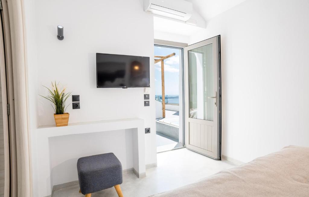 Μια τηλεόραση ή/και κέντρο ψυχαγωγίας στο Cliff Aura Suites
