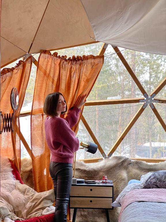 Hosté ubytování Aurora Igloo Fireplace-heated Tents in a secret forest with private Jacuzzi and shared sauna bathroom and dog friendly