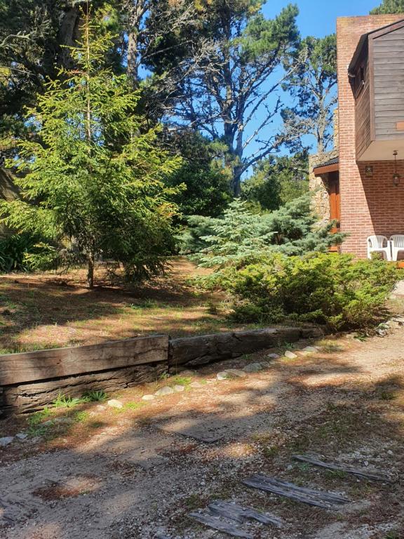 a house with a retaining wall in the yard at PiedrasBlancas in Mar de las Pampas