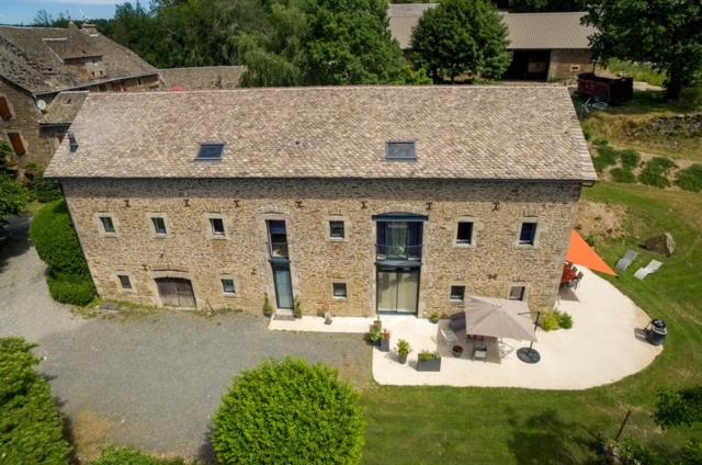- une vue aérienne sur une grande maison en pierre dans l'établissement Le Clos des Fagettes, à Salles-Curan