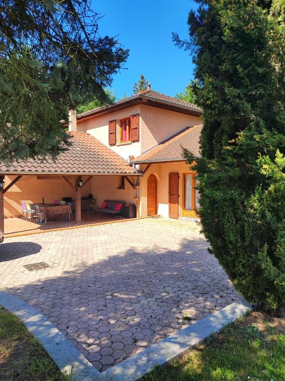 une maison avec une grande allée devant elle dans l'établissement Les charmettes, à Saint-Chef