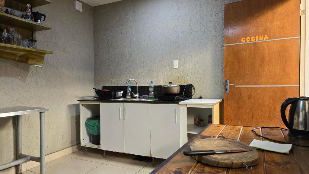 Kuchyň nebo kuchyňský kout v ubytování Hostal Fontana Di Luque