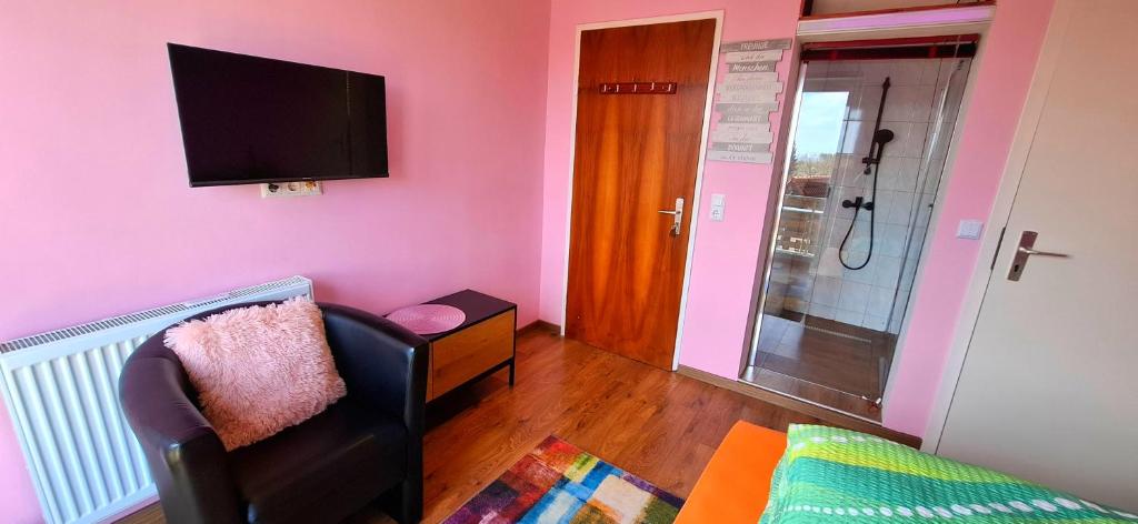 TV a/nebo společenská místnost v ubytování Hotel garni Am Hochwald