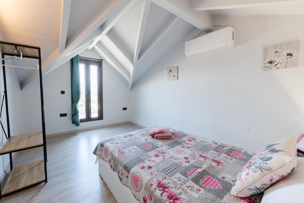 Postel nebo postele na pokoji v ubytování Notes View Apartments