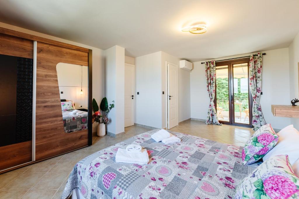 Postel nebo postele na pokoji v ubytování Notes View Apartments