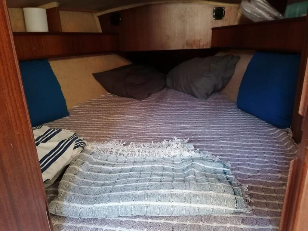 Postel nebo postele na pokoji v ubytování Yacht-Urlaub in den Buchten von Datca