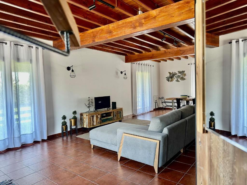 een woonkamer met een bank en een tv bij Azores Quinta do Segredo in Ponta Delgada