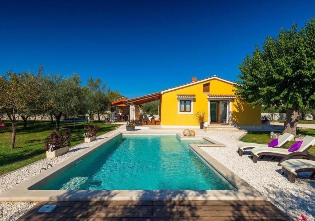 Πισίνα στο ή κοντά στο Villa Chiara 2 Bedroom, Private Pool, BBQ & Child-Friendly