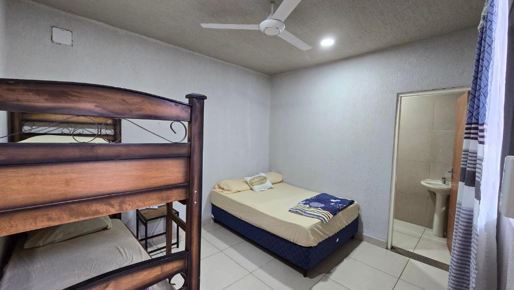 Postel nebo postele na pokoji v ubytování Hostal Fontana Di Luque
