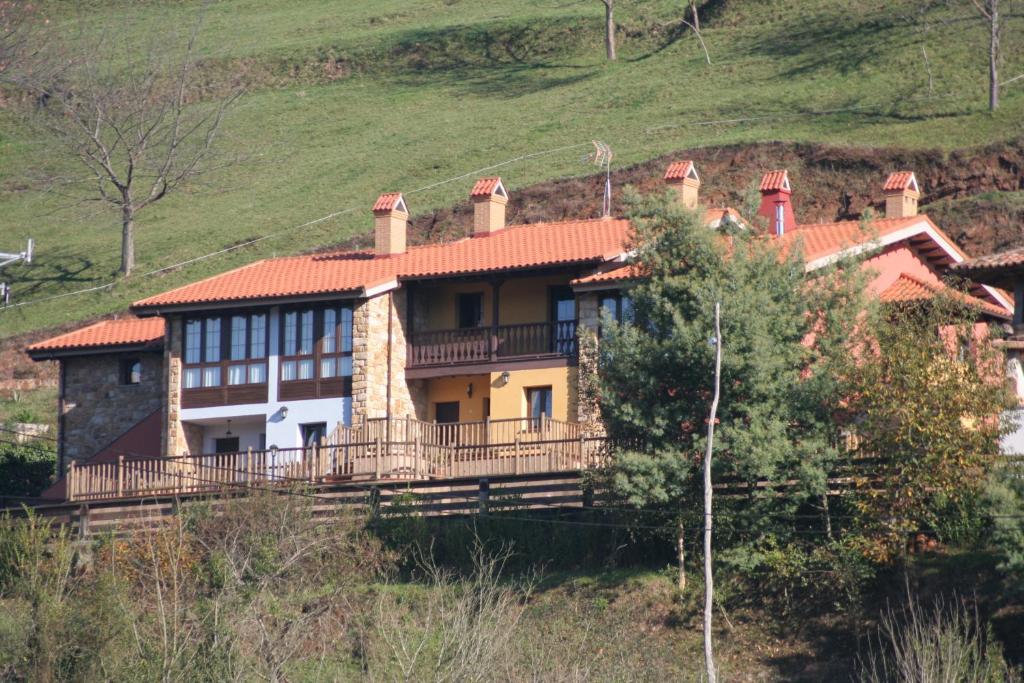 una casa al lado de una colina en Apartamentos Rurales Obaya en Villaviciosa
