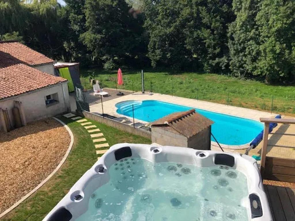 Bazén v ubytování Maison accueillante avec piscine à Chalandray nebo v jeho okolí