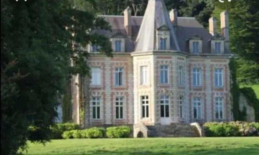 una grande casa su un campo verde lussureggiante di Chalet confortable à Attin - 36 m² avec jardin a Attin