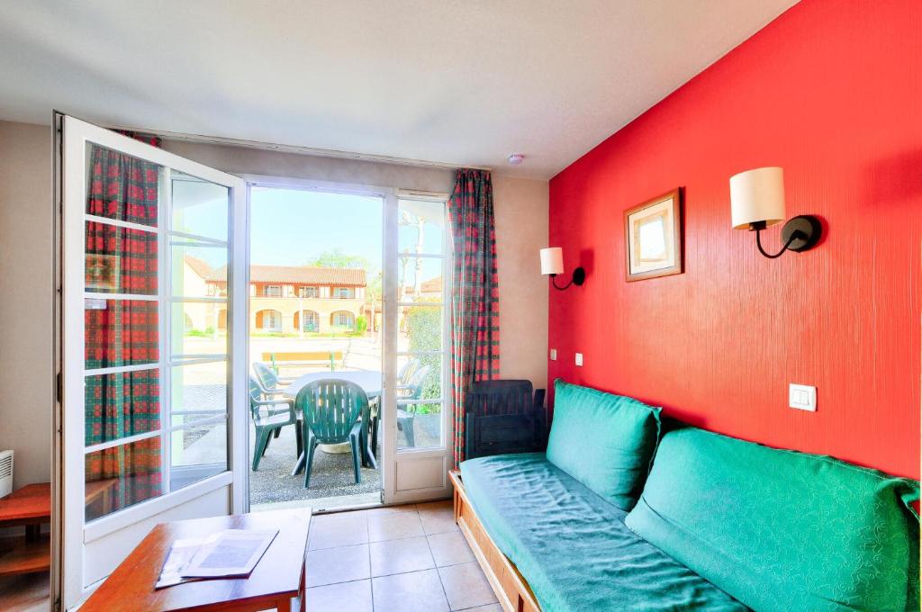 un salon avec un canapé et une table dans l'établissement La résidence du Lac - maeva Home - Maison 3 pièces 6 personnes - Sélection MAE-4081, à Monflanquin