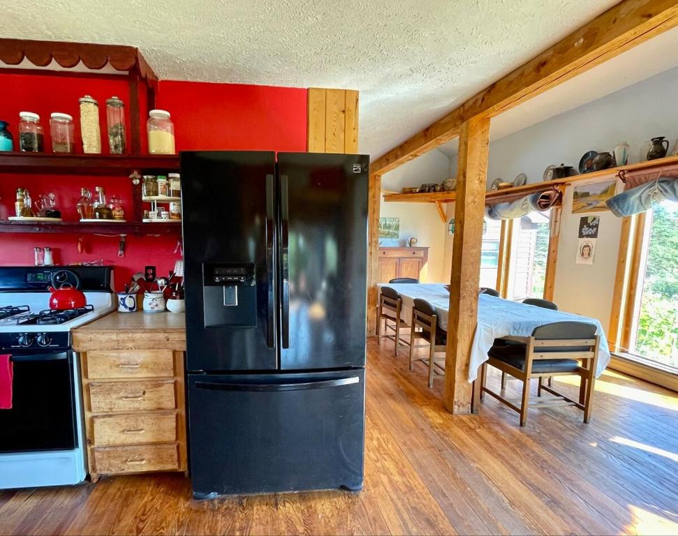 1 dormitorio y cocina con nevera negra. en DownEast DownHome, en East Machias