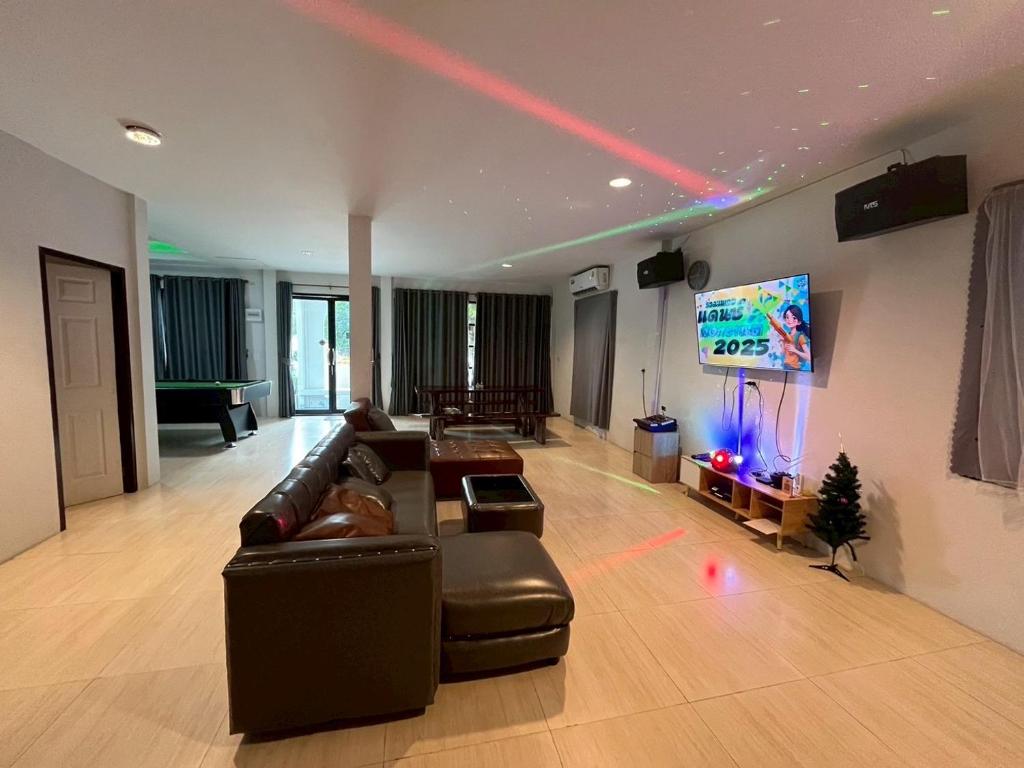 Televisyen dan/atau pusat hiburan di Charin pool Villa Bangsean home1