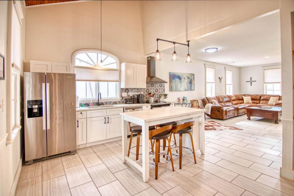 Una cocina con una mesa y sillas en una habitación. en Gardens of Barons Creek - UNIT C, en Fredericksburg