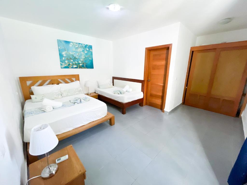 Postel nebo postele na pokoji v ubytování TROPICAL ADVENTURE SOL CARIBE Studios POOL SUITES Beach CLUB & SPA