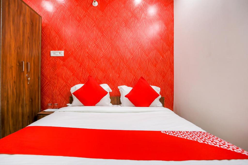 Postel nebo postele na pokoji v ubytování Hotel O Mahipalpur Extension Near Airport