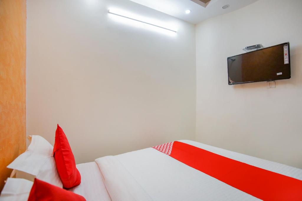 TV a/nebo společenská místnost v ubytování Hotel O Mahipalpur Extension Near Airport