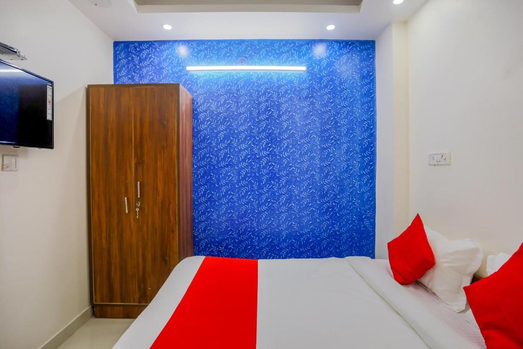 Postel nebo postele na pokoji v ubytování Hotel O Mahipalpur Extension Near Airport