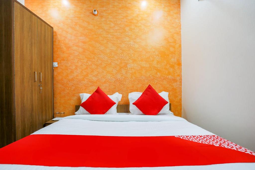 Postel nebo postele na pokoji v ubytování Hotel O Mahipalpur Extension Near Airport