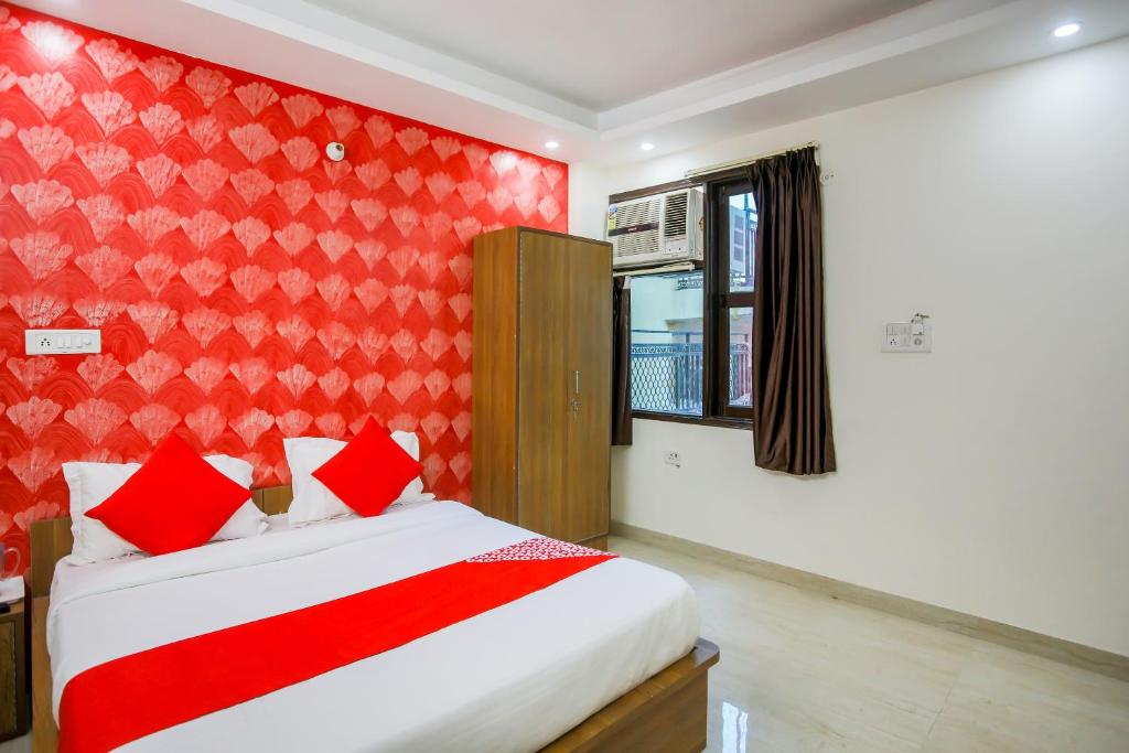 Postel nebo postele na pokoji v ubytování Hotel O Mahipalpur Extension Near Airport
