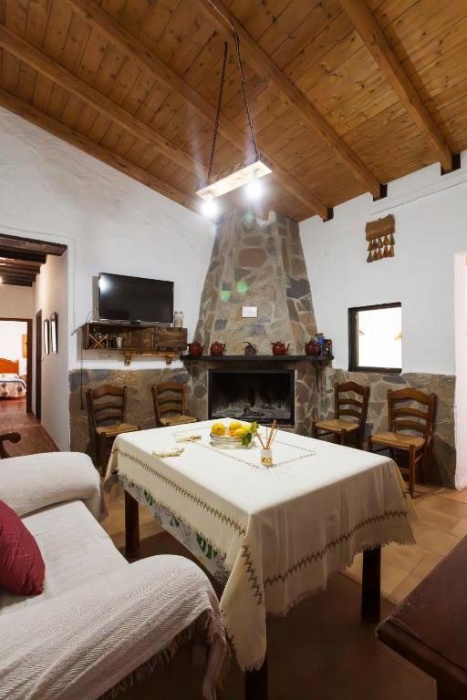 TV a/nebo společenská místnost v ubytování Molino de Lucero, casa rural