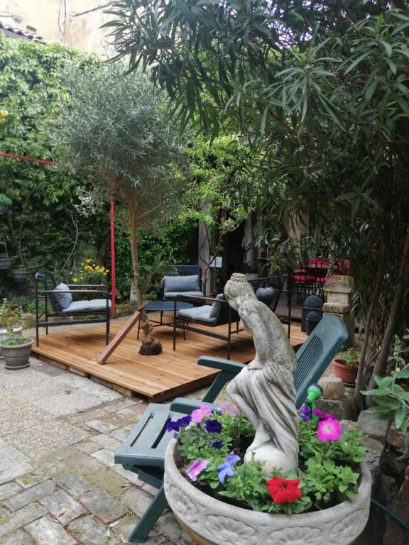 un jardin avec une statue de femme sur un toboggan dans l'établissement CALM&ART INTRA-MUROS, à Avignon