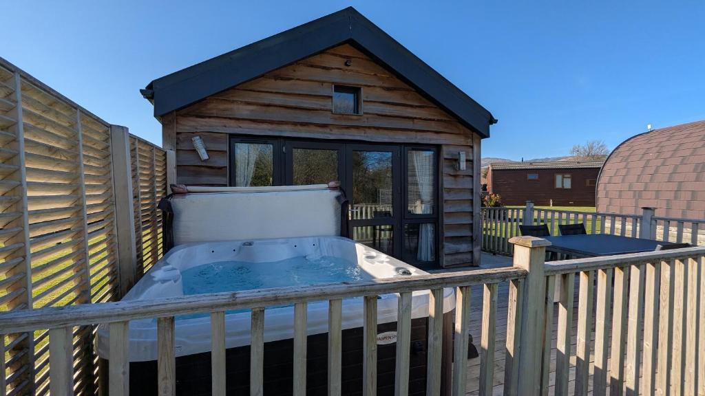 Balkón nebo terasa v ubytování The Dochart Lodge with hot tub Braidhaugh Crieff