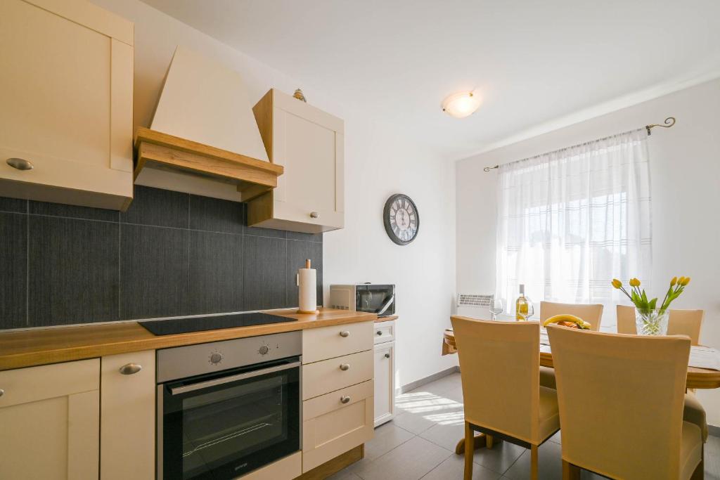 Kuchyň nebo kuchyňský kout v ubytování Apartment Emma