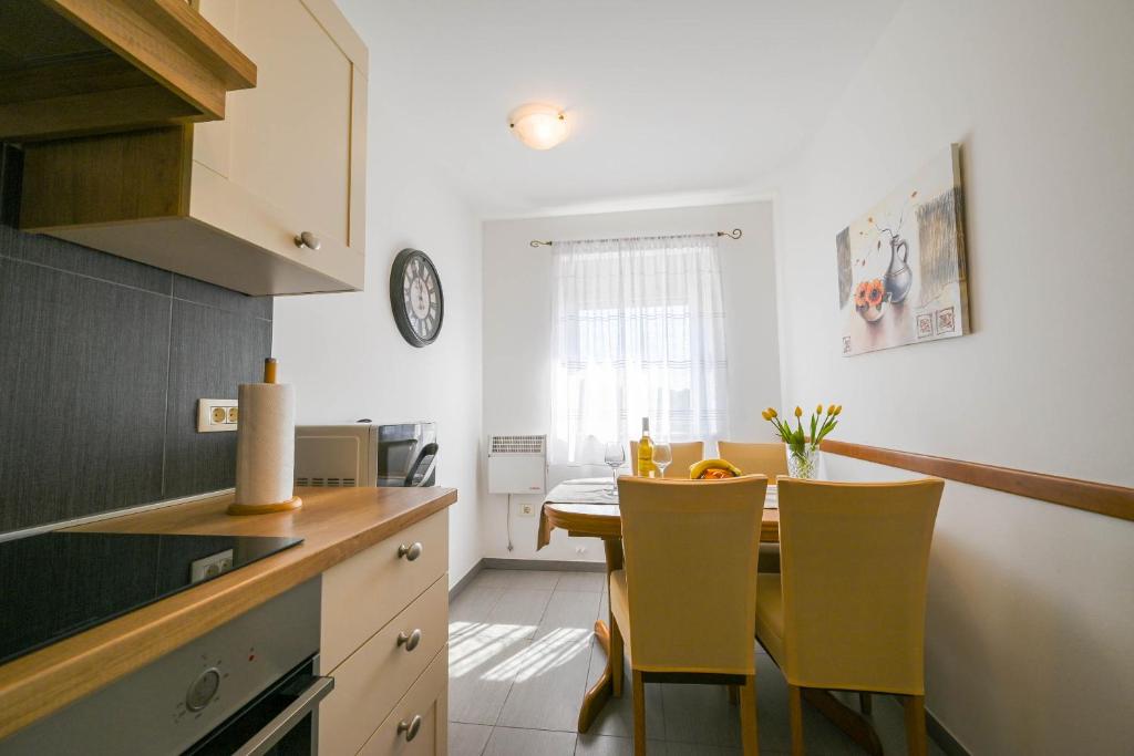 Kuchyň nebo kuchyňský kout v ubytování Apartment Emma
