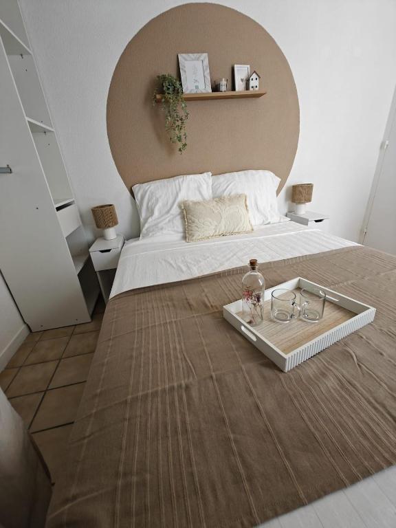 une chambre avec un grand lit avec un plateau au sol dans l'établissement Le Duplex des Mathes, aux Mathes