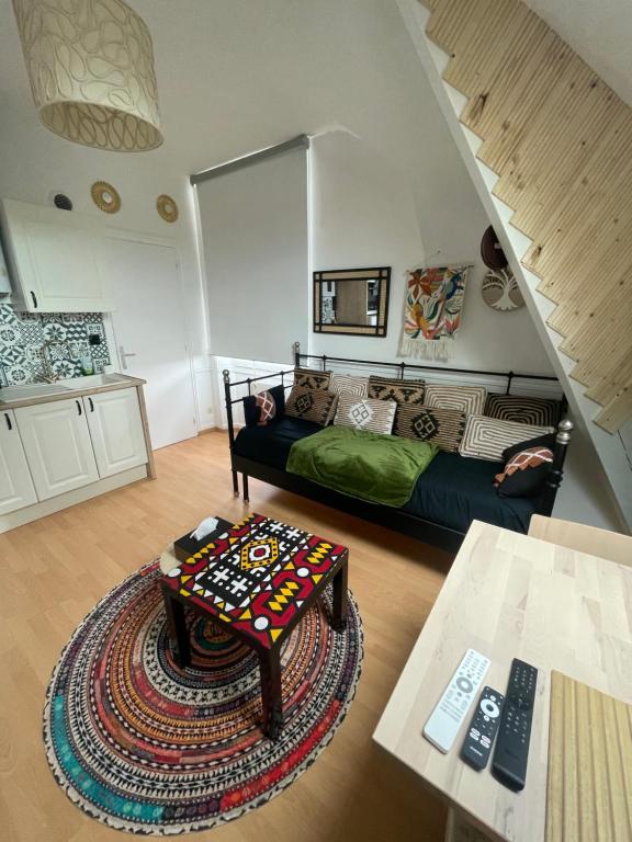 Un lugar para sentarse en Un cocon au Presbytère avec place de parking voiture gratuite