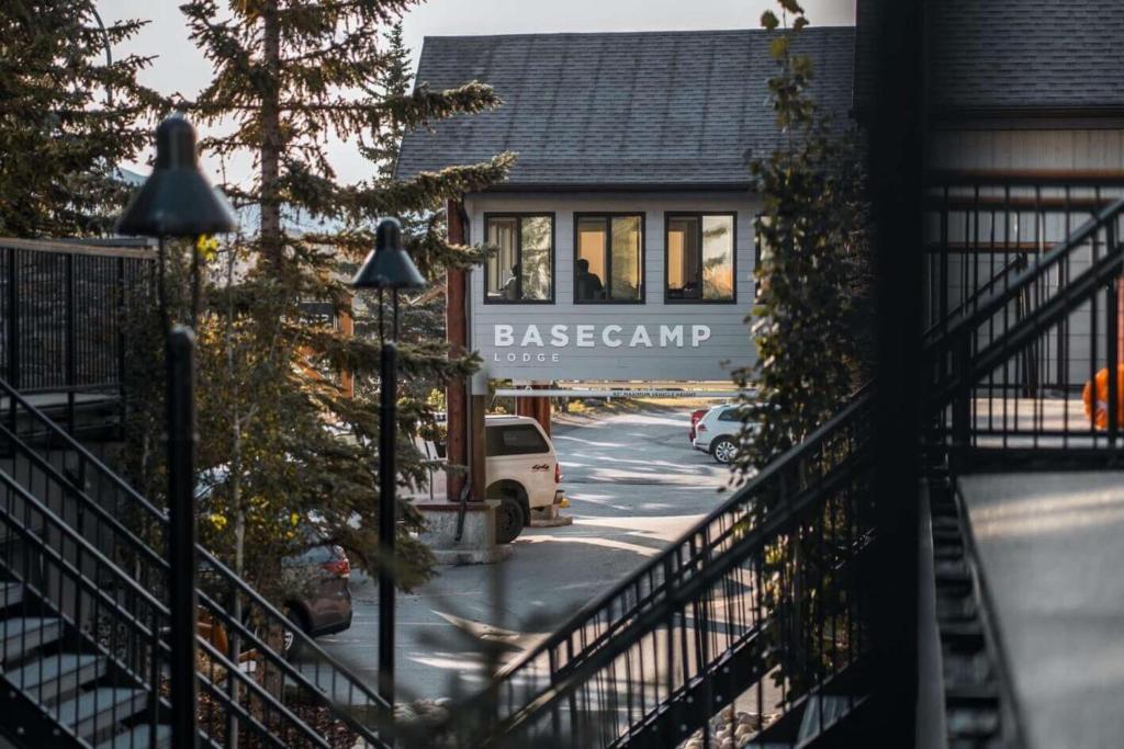 Basecamp Lodge Canmore - Resim 9