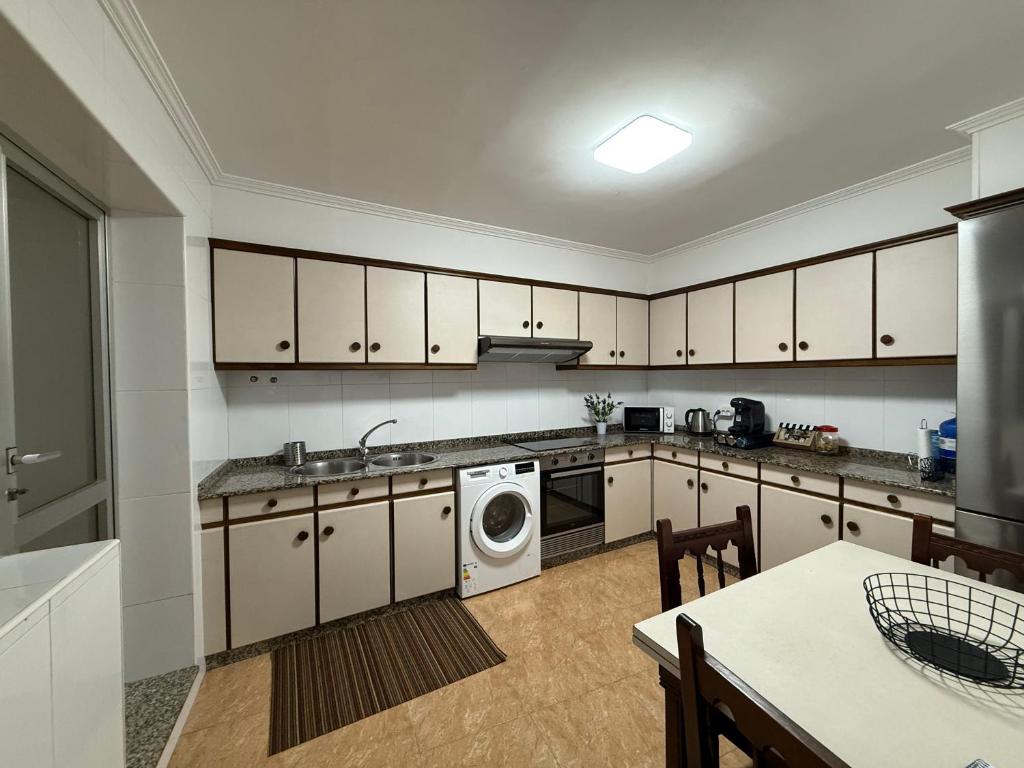A kitchen or kitchenette at Piso Vacaciones en el mar