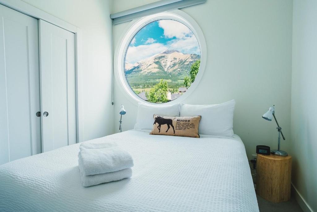 Postel nebo postele na pokoji v ubytování Basecamp Resorts Canmore