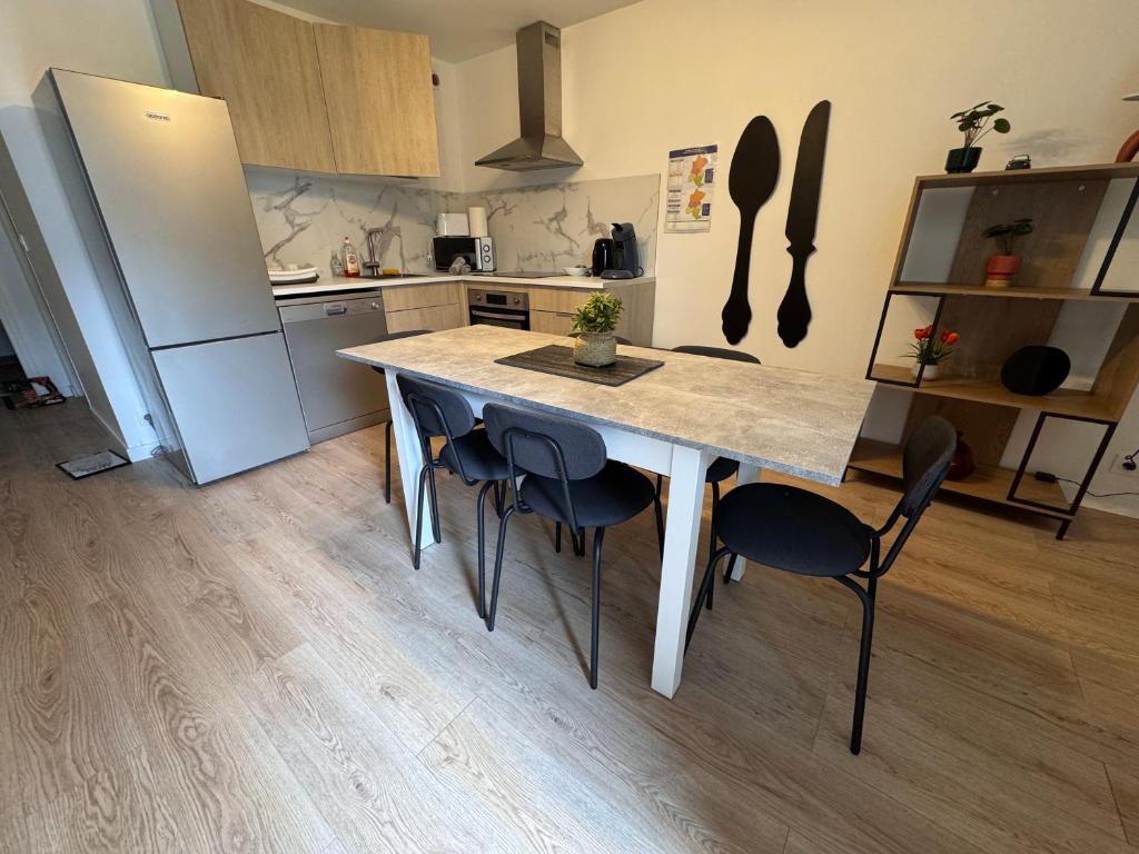 Η κουζίνα ή μικρή κουζίνα στο Grande maison centre ville - 5CH - 14 Pers