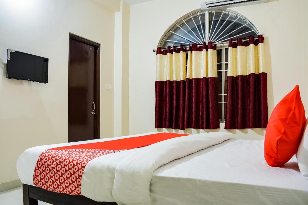 Postel nebo postele na pokoji v ubytování Hotel O Shiv Sai Palace